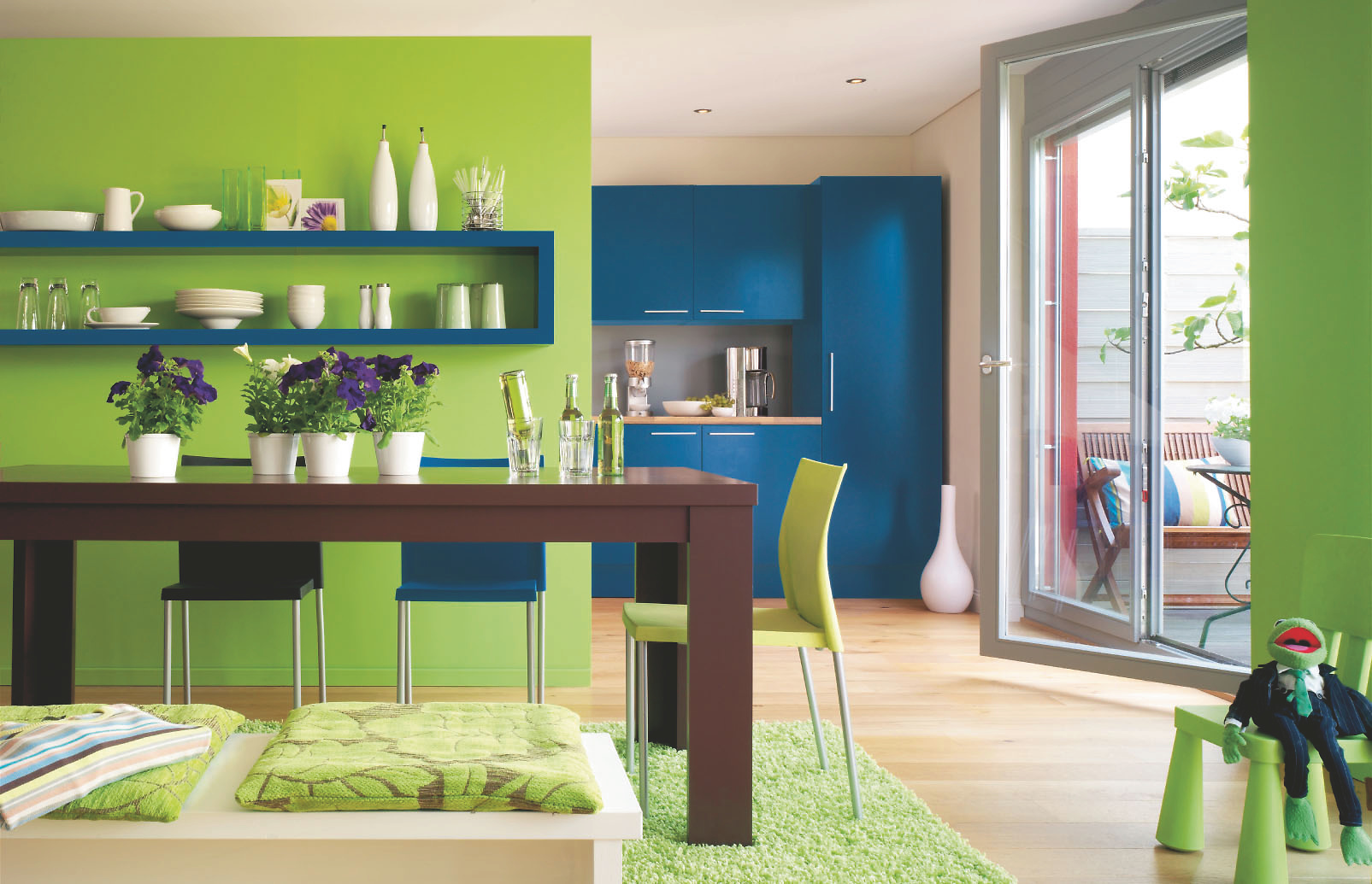 Цвет гармонирующий с зеленым. Фисташковый цвет в интерьере кухни. Сочетание зеленого в интерьере. Кухня салатного цвета в интерьере. Фисташковая кухня в интерьере.