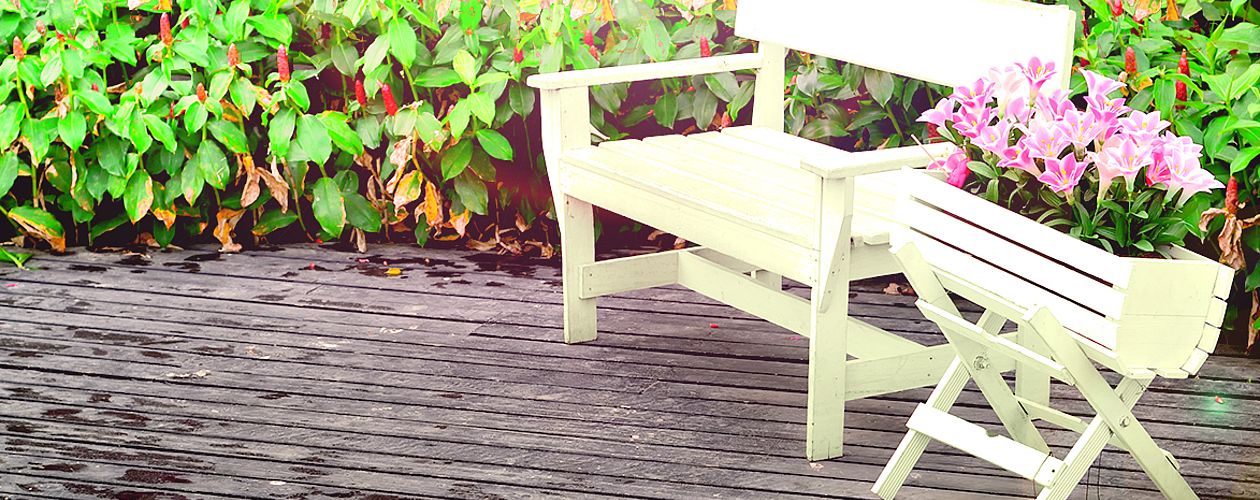 Mit einem hochwertigen Lack dauerhaft versiegelt – so machen Gartenmöbel Freude.
