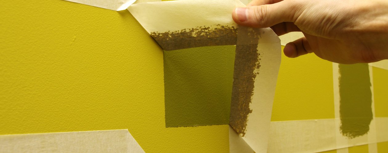 Minderwertige Klebebänder hinterlassen schnell Rückstände und neigen zum Durchfeuchten. Die Farbe sickert durch und das Band reißt beim Entfernen. Diese Probleme lassen sich mit Markenprodukten vermeiden. Außerdem hilft es, das Band so früh wie möglich nach der Arbeit zu entfernen, also sobald die Farbe nicht mehr verlaufen kann.