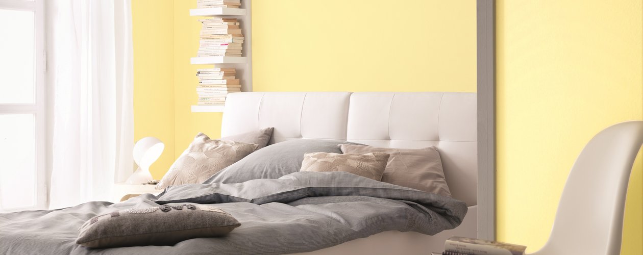 Zarte Gelbtöne lassen kleine Zimmer nicht nur größer, sondern auch heller und wärmer wirken.
