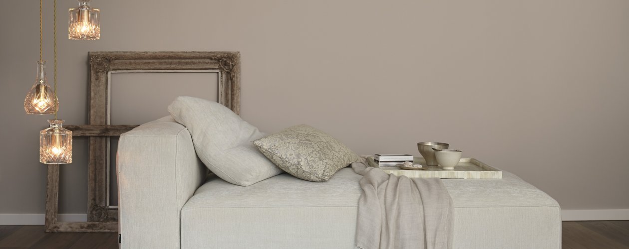 Besonders harmonisch wirkt die Ton-in-Ton Raumgestaltung mit auf einander abgestimmten Braun- und Beigenuancen.