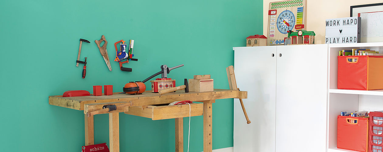 Knallige Farben sind bei Kindern sehr beliebt, sollten aber an Wänden, als Akzentfarbe dienen. Ein kräftiges Grün steigert die Konzentration und macht sich wunderbar als Akzentfläche am Werktisch – sollte aber nicht für alle Wände verwendet werden.