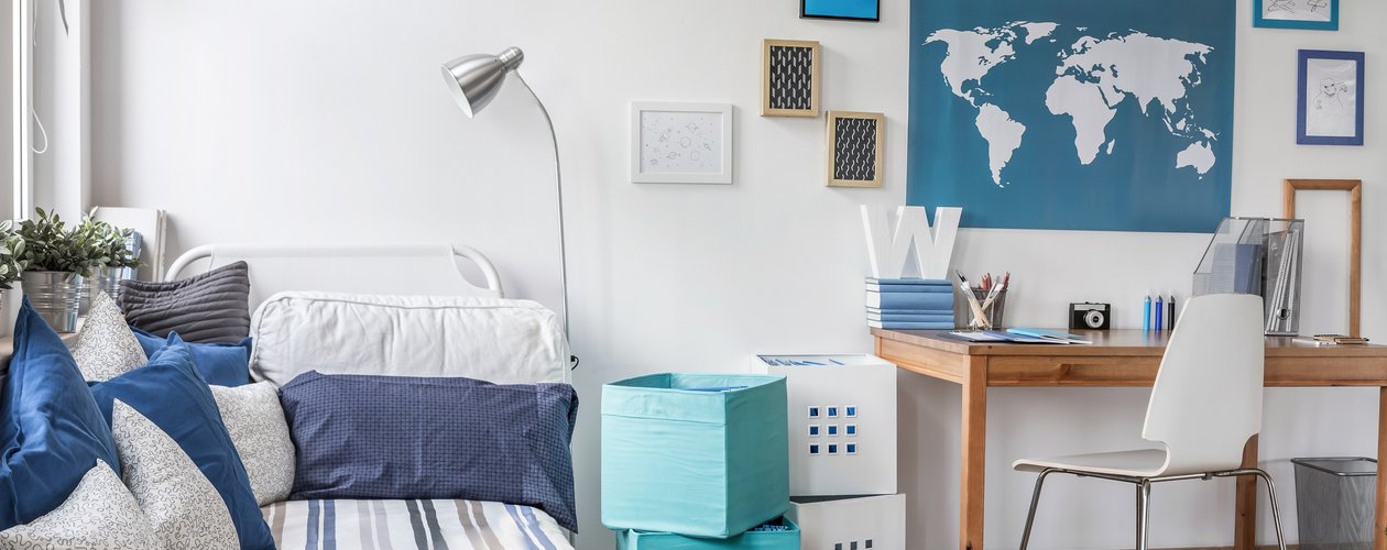 Wer auf Weiß im Jugendzimmer setzt, sollte auf Farbimpulse durch Wohnaccessoires setzen. Blau hat nicht nur an den Wänden eine beruhigende Wirkung und wirkt durch das viele Weiß frisch und luftig.  