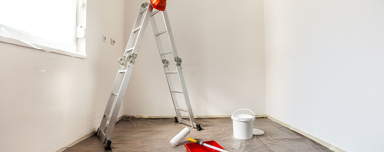 Für ein zufriedenstellendes Gesamtergebnis Ihrer Malerarbeiten in der Wohnung gehört auch, Möbel und Böden sorgfältig abzudecken. Dies erleichtert die anschließende Reinigung – oder macht sie im besten Fall überflüssig.