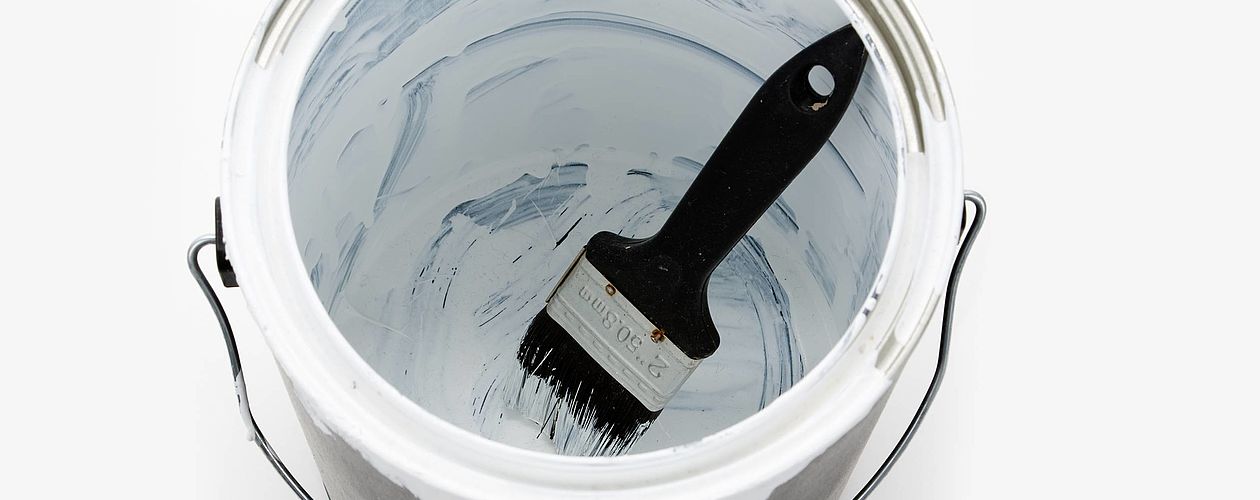 Für Acryllacke und Kunstharzlacke gelten unterschiedliche Regeln, um diese zu lagern oder zu entsorgen.