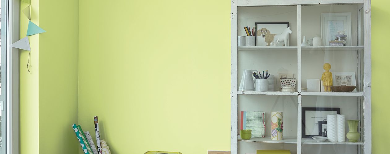 Ein frisches Gelbgrün und dazu Dekoration in mattem Anthrazit: damit zieht der Frühling ins Kinder- oder Arbeitszimmer.