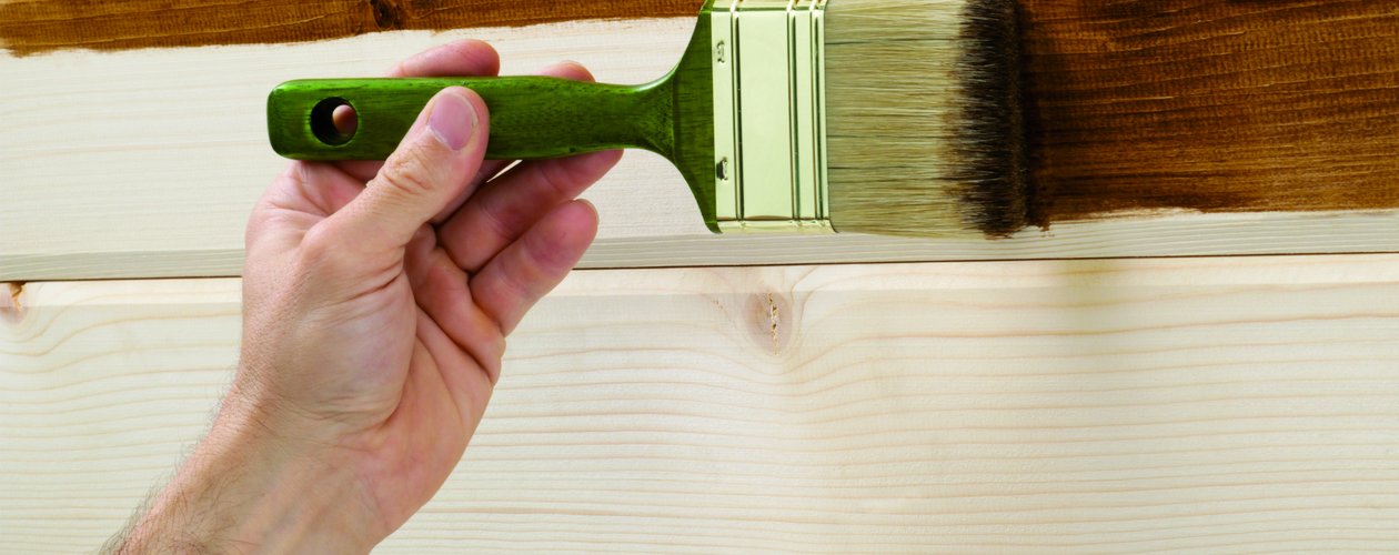 Lasuren schützen Holzoberflächen ohne die Maserung zu verbergen.