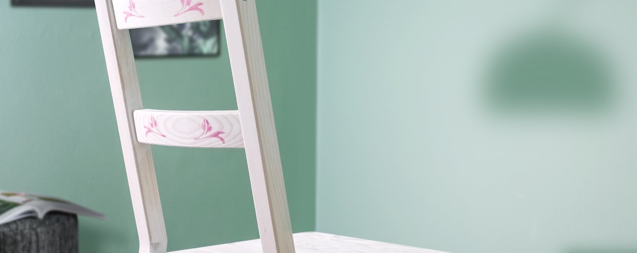 Mit wenigen Handgriffen wird aus einem einfachen Holzstuhl ein tolles Einzelstück.