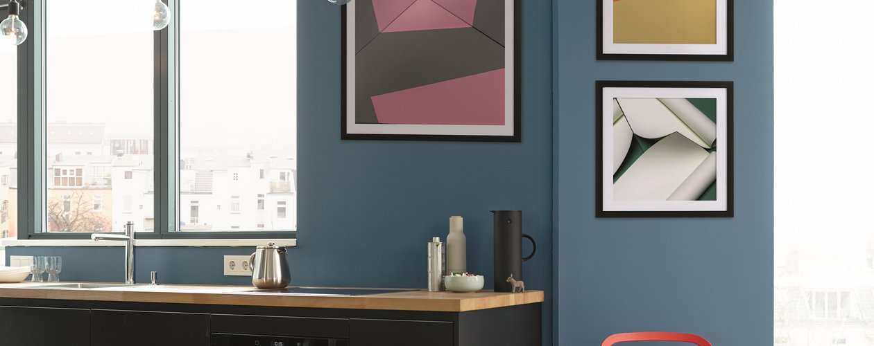 Das starke Azurblau des Farbtons No. 13 Stolzer Wellenreiter aus der Linie Alpina Feine Farben unterstützt die Wirkung von Kunst auf der Wand auf kraftvolle Weise.